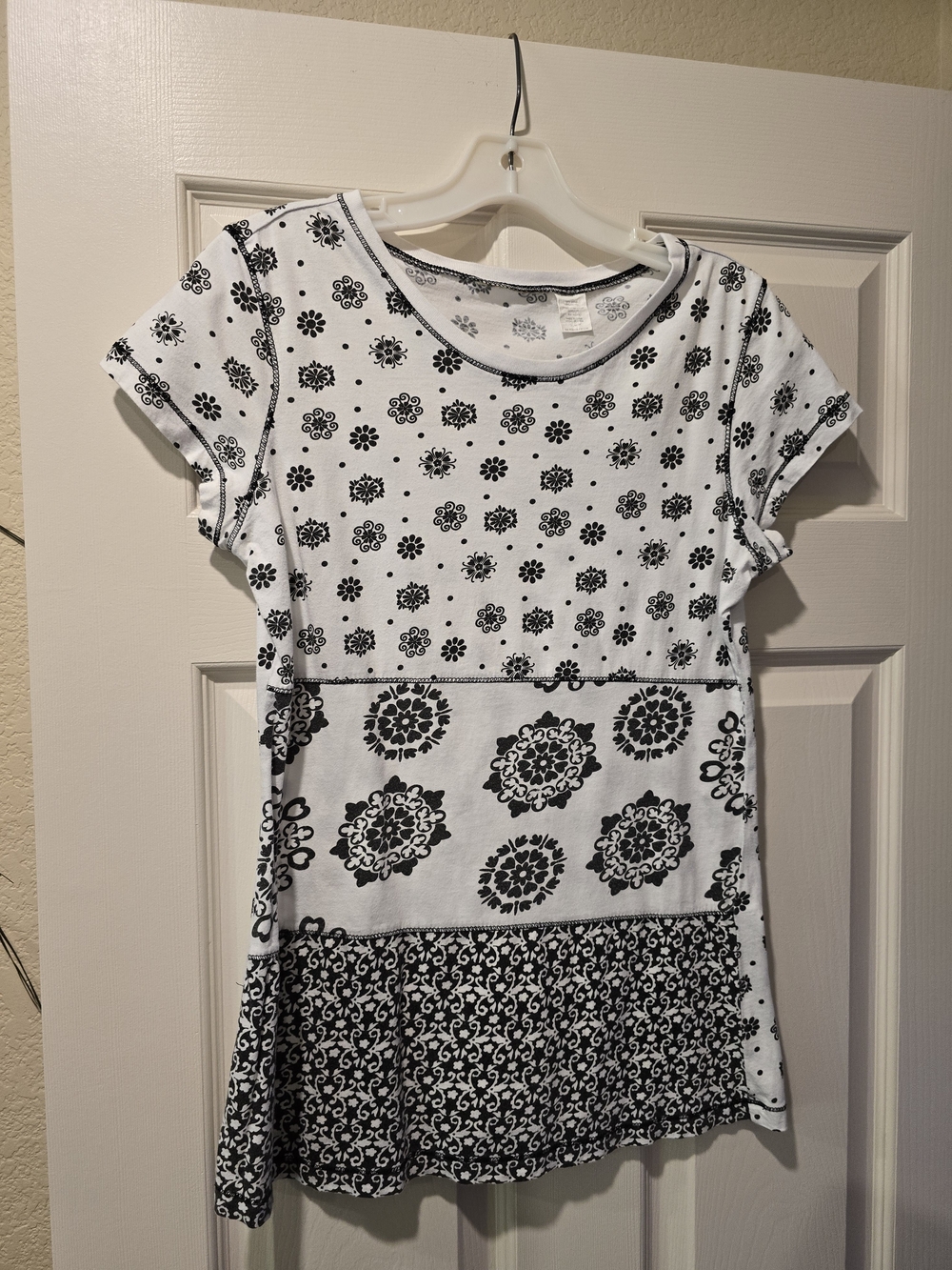 Source Unknown White and Black Tri-Pattern Short Sleeve Tee